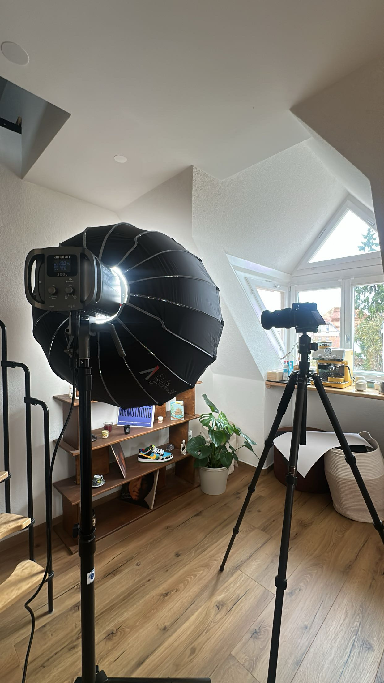 Couchmodell — BTS am Set